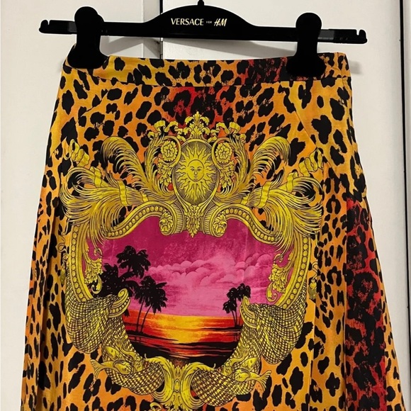 Brand New Versace x H&M Leopard Gold-Tipped Pleated Mini Skirt Sz 8/38 - Picture 3 of 3